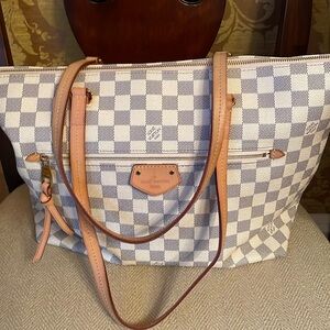 Louis Vuitton authentic handbag in excellent condition nation